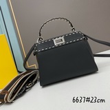 Новая сумка Peekaboo от Fendi изготовлена из кожи верхнего слоя теленка, сшита в