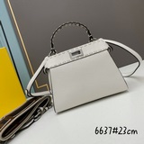 Новая сумка Peekaboo от Fendi изготовлена из кожи верхнего слоя теленка, сшита в