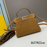 Новая сумка Peekaboo от Fendi изготовлена из кожи верхнего слоя телячьей кожи, с
