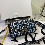 Высокое качество Новая капсульная коллекция Fendi Roma Amor впечатляюще дебютиру