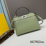 Новая сумка Peekaboo от Fendi изготовлена из кожи верхнего слоя теленка, сшита в