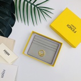 Fendi F8M0269. Карман для карт с отпечатком ладони F is Fendi, с промежуточным о