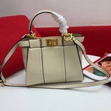 Новая модель FENDI Peekaboo lconlc в современном стиле с кожаными вставками. Вер