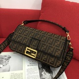 Новейшая коллекция Fendi Roma Amor с узором «старая печать» впечатляет своим поя