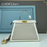 Fendi Iconic Peekaboo ISeeU средняя сумка в форме кошки с ажурным узором, белая 