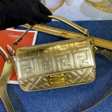 【Оригинальная кожа высокого качества】 Средняя сумка FENDIBAGUETTE с клапаном на 