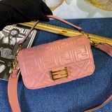 【Оригинальная кожа высокого качества】 Средняя сумка FENDIBAGUETTE с магнитной за