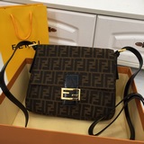 Fendi Reihana, такая же сумка Fendi с винтажным узором. Пожалуйста, обратите вни