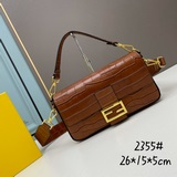 Fendi Сумка-багет из кожи с крокодиловым узором. Изготовлена из кожи с крокодило