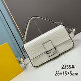 Fendi Сумка-багет из кожи с крокодиловым узором. Изготовлена из кожи с крокодило