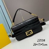 Fendi Сумка-багет из кожи с крокодиловым узором. Изготовлена из кожи с крокодило