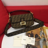 Новейшая коллекция Fendi Roma Amor с узором «старая печать» впечатляюще дебютиру