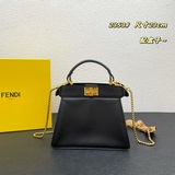 В комплекте с коробкой, оригинальной кожаной сумкой FENDI Peekaboolseeu Petite и