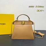 В комплекте с коробкой, оригинальной кожаной сумкой FENDI Peekaboolseeu Petite и