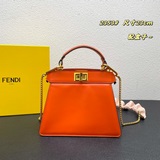 В комплекте с коробкой, оригинальной кожаной сумкой FENDI Peekaboolseeu Petite и