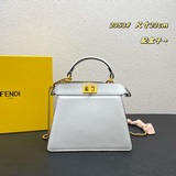 В комплекте с коробкой, оригинальной кожаной сумкой FENDI Peekaboolseeu Petite и
