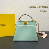 В комплекте с коробкой, оригинальной кожаной сумкой FENDI Peekaboolseeu Petite и