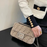 Средняя сумка FENDI Baguette с цепочкой, изготовлена из шениловой ткани с глубок
