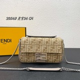 Средняя сумка FENDI Baguette с цепочкой, изготовлена из шенилла с глубоким серым