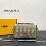 Средняя сумка FENDI Baguette с цепочкой, изготовлена из шенилла с глубоким серым
