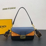 Сумка FENDI Baguette в комплекте с футляром. Сумка-багет с клапаном и ремнем чер