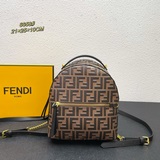 Мини-рюкзак FENDI из кожи с тисненым 3D-рисунком FF. Имеет просторное внутреннее
