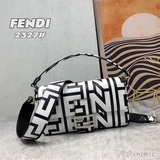 Новая сумка среднего размера Baguette из черно-белой коллекции Fendi, украшенная