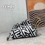 В комплекте с сумкой Fendi First Midi, капсульная серия двухцветных сумок-клатче