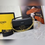 Новейшая модель сумки-батона от Fendi /Versace, созданная в сотрудничестве с Ver