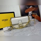 Новейшая модель сумки-батона от Fendi /Versace, представленная на подиуме, появи