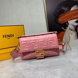 FENDI Багет среднего размера из овечьей кожи с фирменным логотипом. Сумка с клап