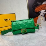 FENDI Багет среднего размера из овечьей кожи с фирменным логотипом. Сумка с клап