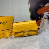 FENDI Багет среднего размера из овечьей кожи с фирменным логотипом. Сумка с клап
