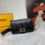 FENDI Багет среднего размера из овечьей кожи с фирменным логотипом. Сумка с клап