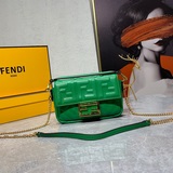 Fendi Кожаная сумка-багет с клапаном и цепочкой из овечьей кожи имеет клапан с м