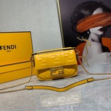 Fendi Кожаная сумка-багет с клапаном и цепочкой из овечьей кожи имеет клапан с м