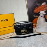 Fendi Кожаная сумка-багет с клапаном и цепочкой из овечьей кожи имеет клапан с м