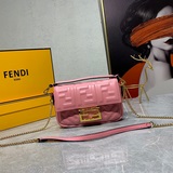 Fendi Кожаная сумка-багет с клапаном и цепочкой из овечьей кожи имеет клапан с м