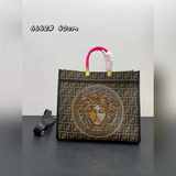 Элементы совместной коллекции Versace： большая сумка с стразами, сочетающая в се