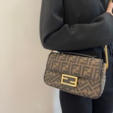 Сумка FENDI BAGUETTE с плечевым ремнем на цепочке, украшена оригинальной тканью 