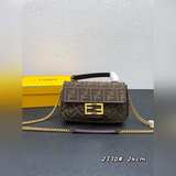 Сумка FENDI BAGUETTE с плечевым ремнем на цепочке, украшена оригинальной тканью 