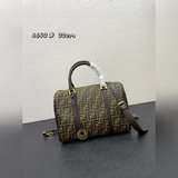 Fendi 2023 официальный сайт представил новую модель сумки Boston с тиснением. Кл