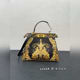 Выпущена совместная коллекция Fendi by Versace с сумкой в форме кошки. Классичес