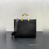 Сумка-тоут от FéI X Versace! Дизайн сочетает в себе логотипы двух брендов и золо