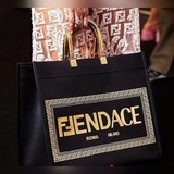 Большой размер. Сумка-тоут от FéI X Versace! Дизайн сочетает в себе логотипы дву