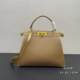 Fendi by Versace совместная коллекция сумочек в форме кошки. Классическая форма 