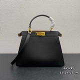 Fendi by Versace совместная коллекция сумочек в форме кошки. Классическая форма 