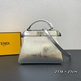 Сумка FEND Peekaboo ISeeU, кожа, с классическими поворотными замками по бокам.