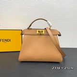Сумка FEND Peekaboo ISeeU, кожа, с классическими поворотными замками по бокам.