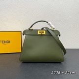 Сумка FEND Peekaboo ISeeU, кожа, с классическими поворотными замками по бокам.